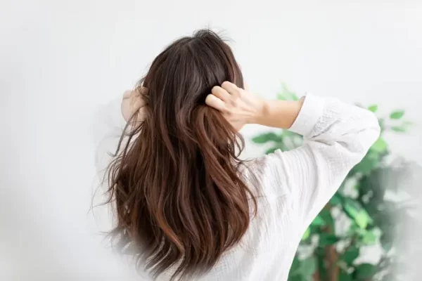 6 Kebiasaan yang Bikin Kutu Betah Nempel di Rambut