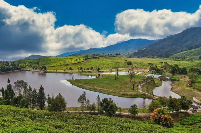 Telaga Saat Puncak: Pesona Eksotis Danau Tertinggi di Bogor